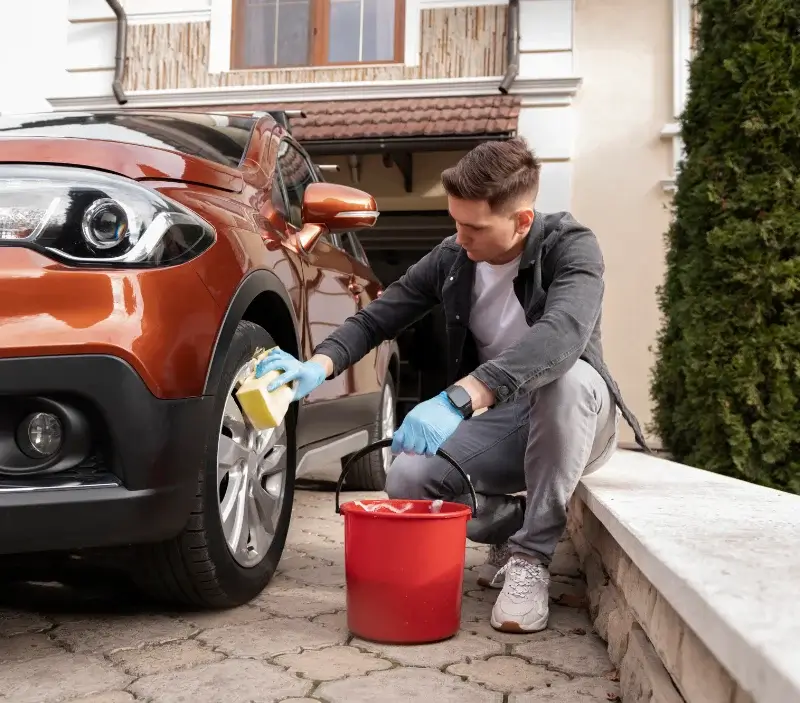 Lavage auto à domicile Sergy : professionnel intervenant sur un véhicule